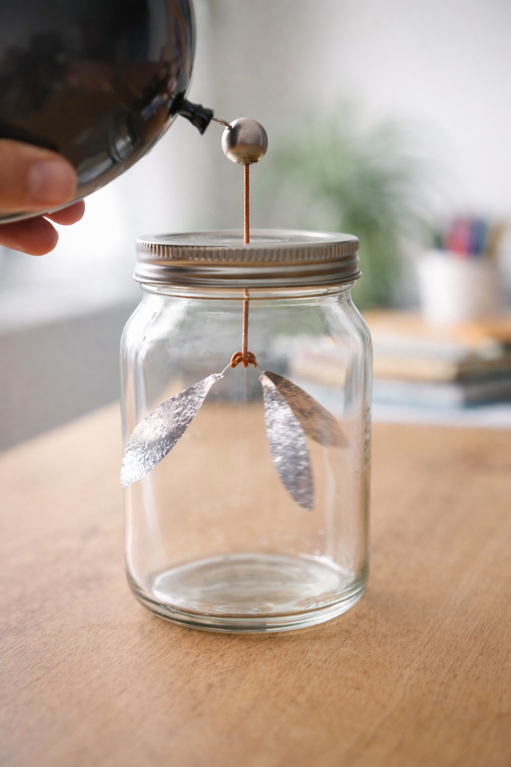 Fotografia d'unelectròmetre mesurant la càrrega d'un globus