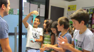 Nens participant en un taller al Centre Kepler