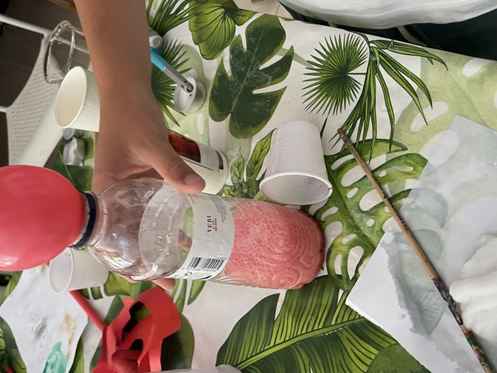 Fotografia d'unelectròmetre mesurant la càrrega d'un globus